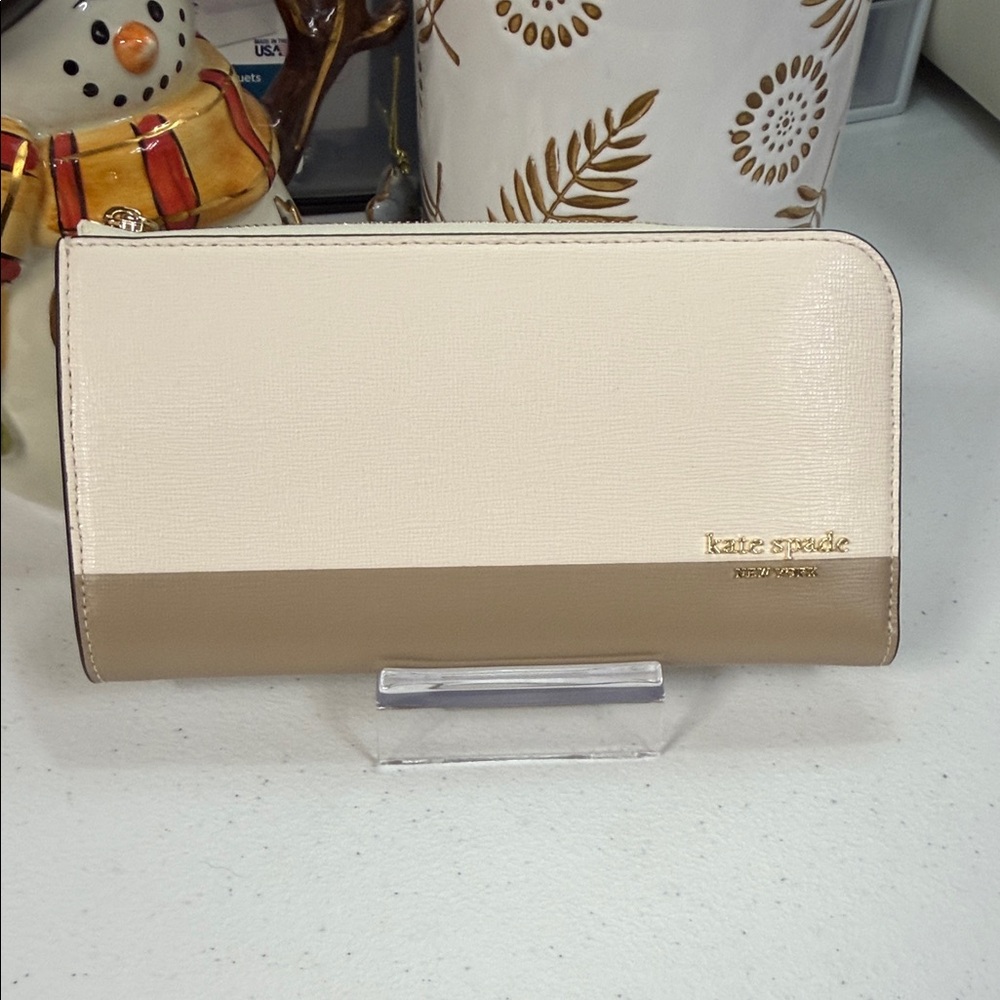 Kate Spade Beige and Taupe Wallet 🤎🤍🤎🤍🤎🤍🤎🤍